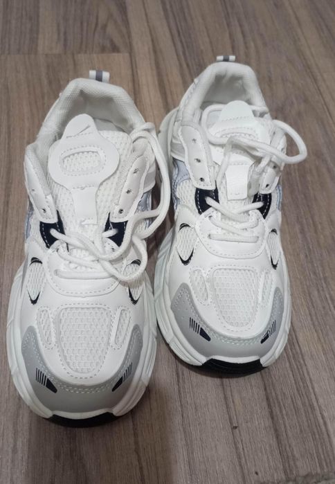 Спортивные кроссовки