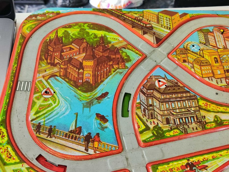 Стара унгарска ламаринена играчка