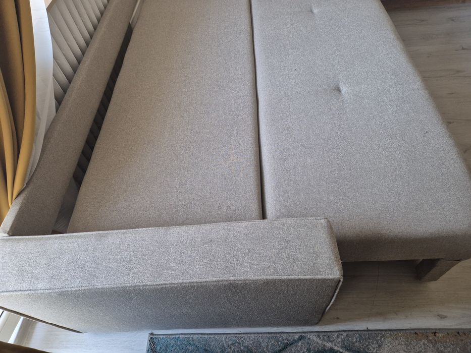 Canapea extensibilă 3 locuri, stofă crem/bej + 5 perne incluse/ Stare foarte bună