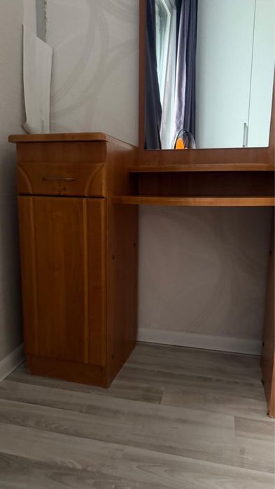 Продам туалетный столик