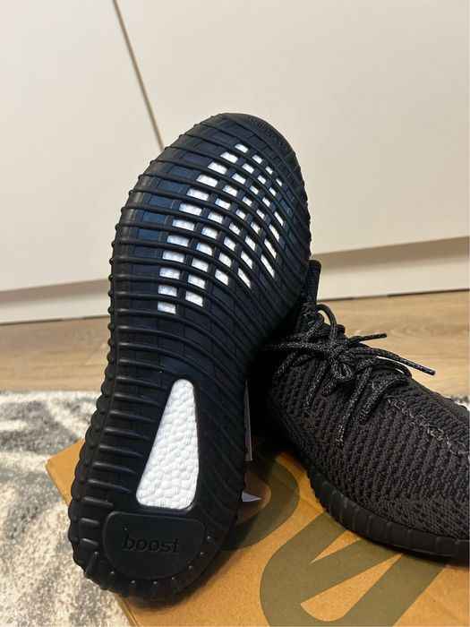 Adidasi Yeezy boost