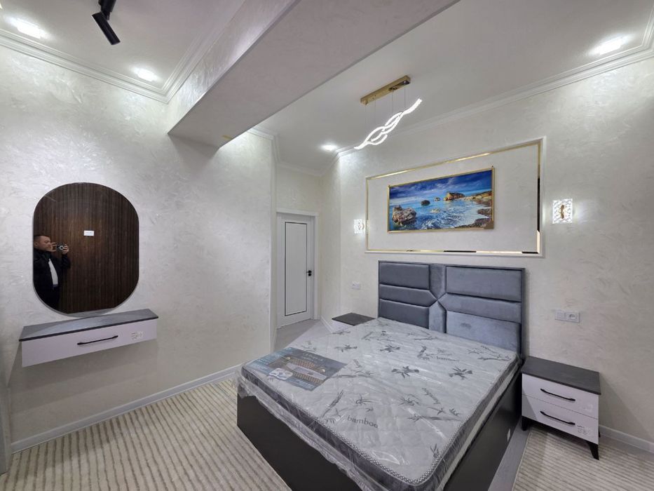 3 xonali kvartira sotiladi. 9 - qavatda liftli domda. Titova