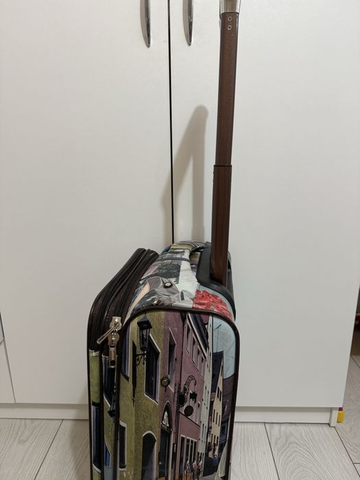 Продам чемодан в хорошем состоянии