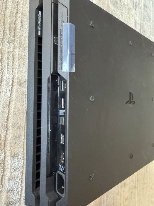 PlayStation 4 Pro 1TB + 2 оригинални джойстика + игри | Отлично състояние