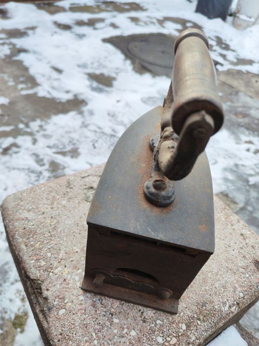 Fier de călcat vechi