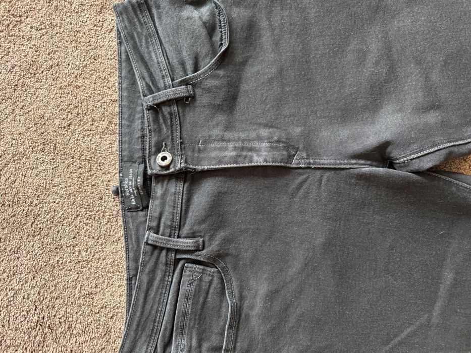 Blugi negri de la bershka mărimea 44 slim fit