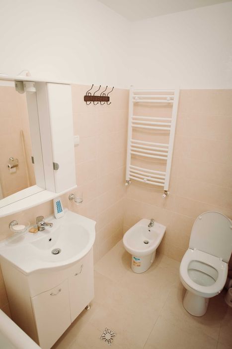 Inchiriez apartament Cluj-Marasti etaj 1 decomandat mobilat