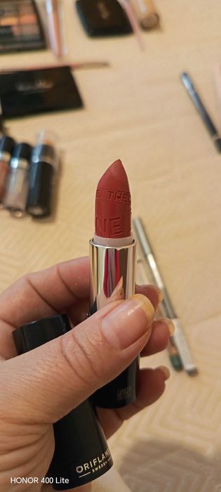 Гримове сенки, червила и гланцове