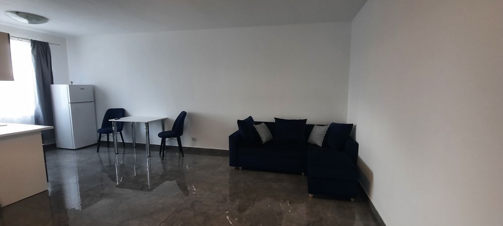 Inchiriez garsoniera la curte