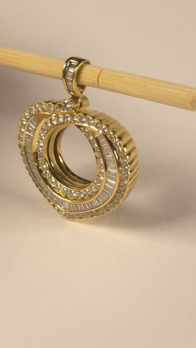 Золотой кулон с брилиантами