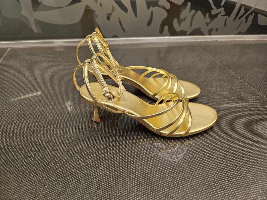 STRADIVARIUS златни сандали н.38