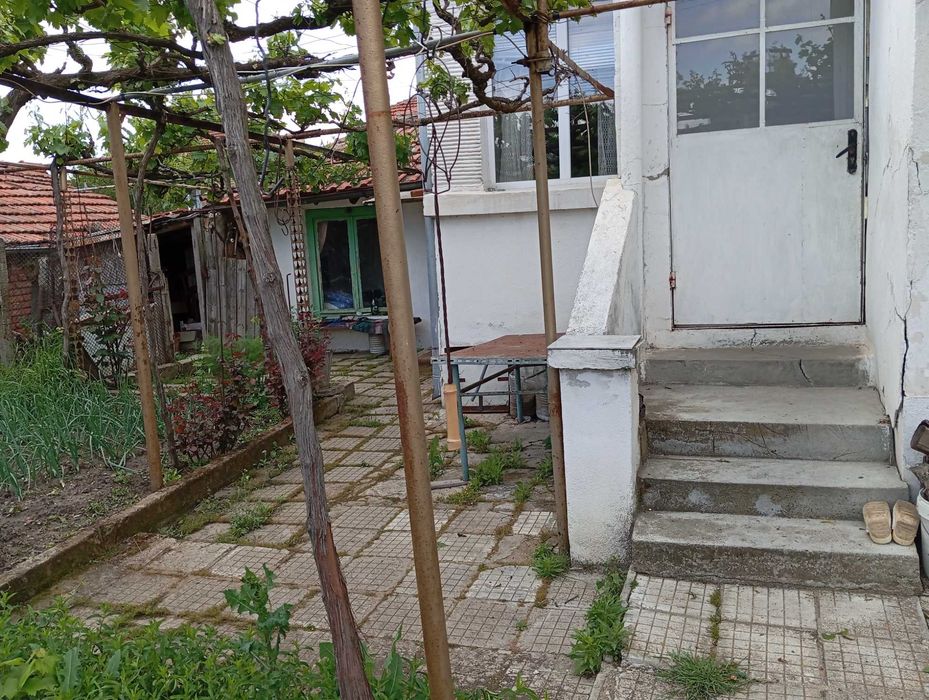 Продава се едноетажна къща в гр. Елхово, обл. Ямбол