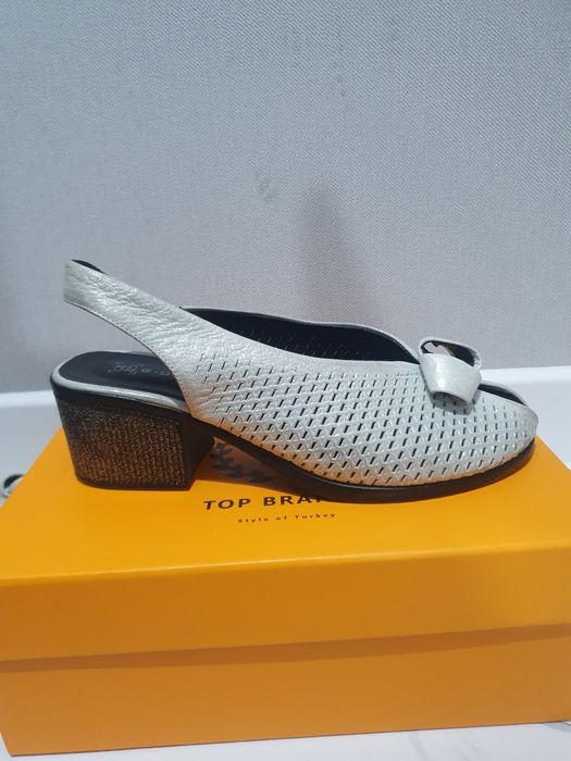 Босоножки кожанные