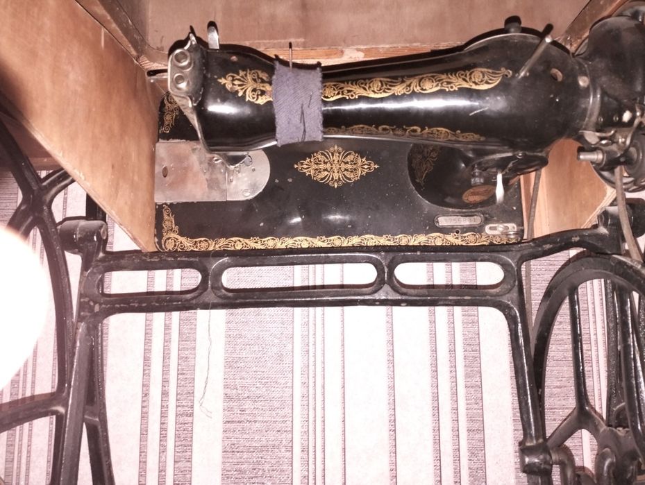 Продам старую швейную машинку