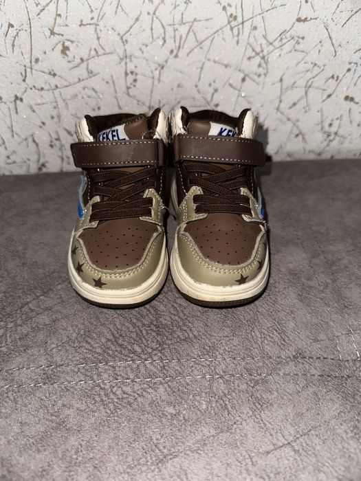 Продам кроссовки детские