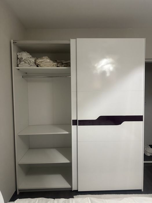 Бял гардероб с плъзгащи врати