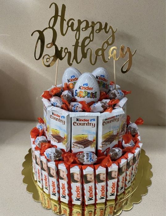 Tort din dulciuri ambalate