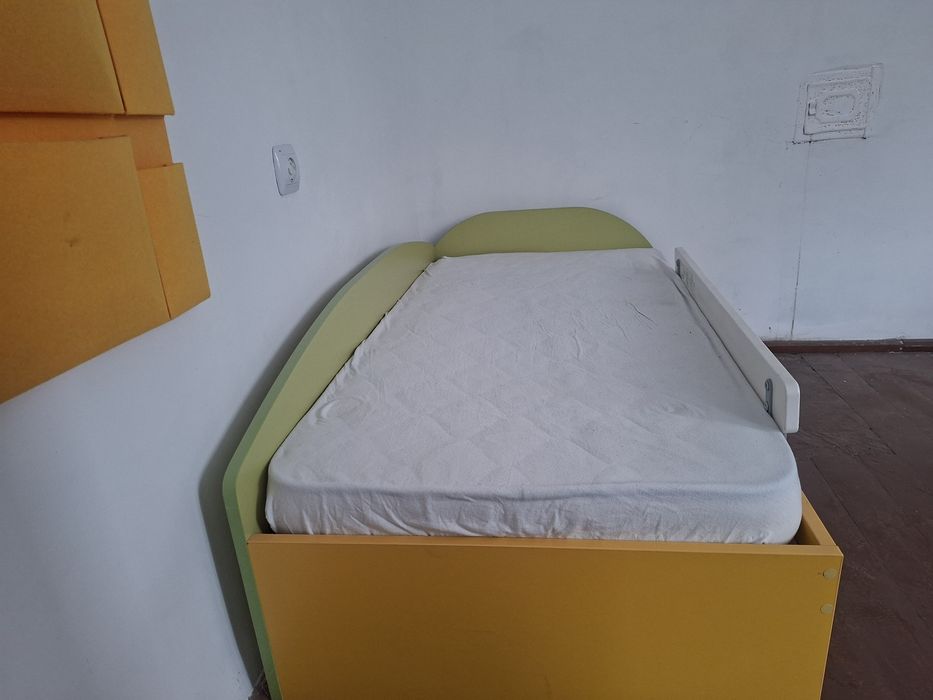 Продавам 2 детски легла с матрачета