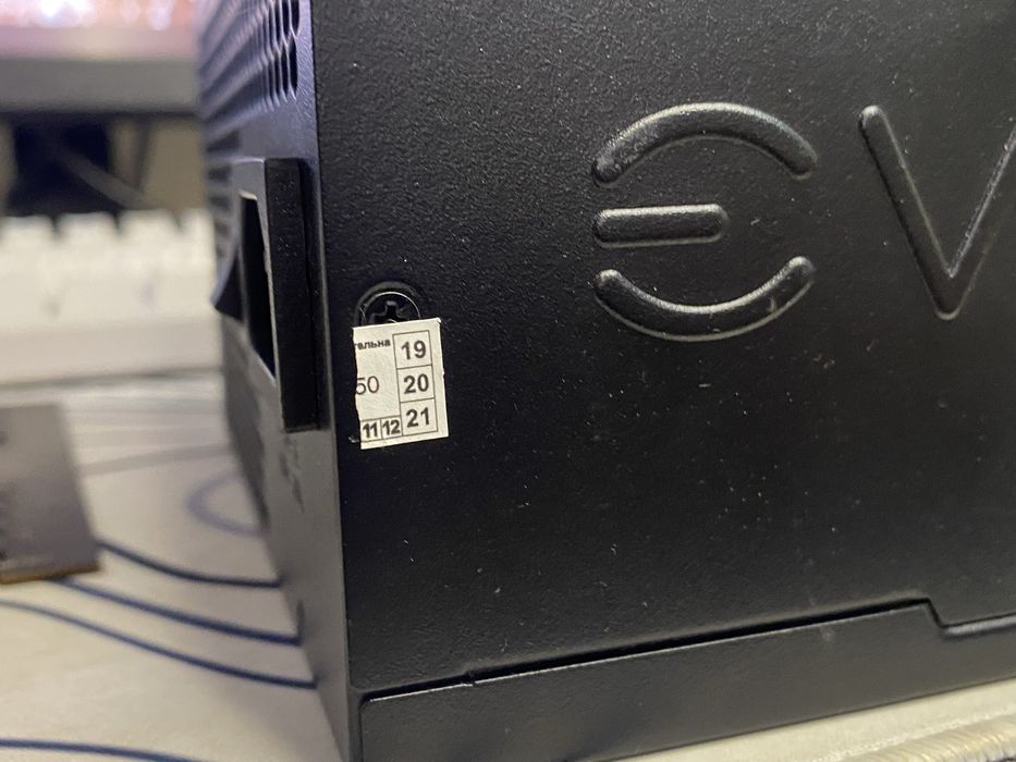 блок питания EVGA 700BR — 700W (80+ Bronze).