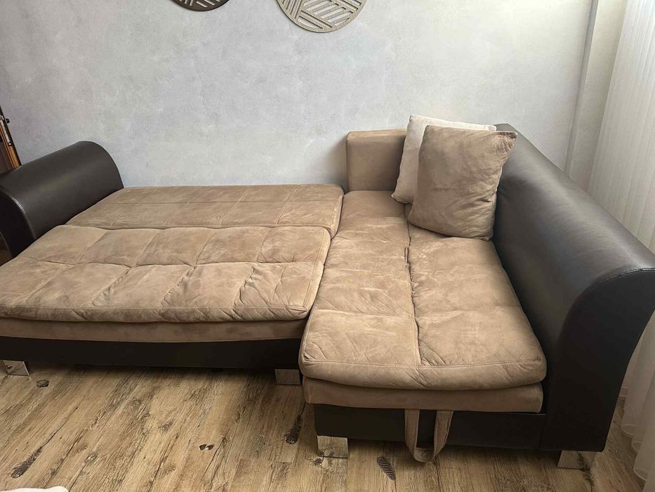 Разтегателен диван и маса