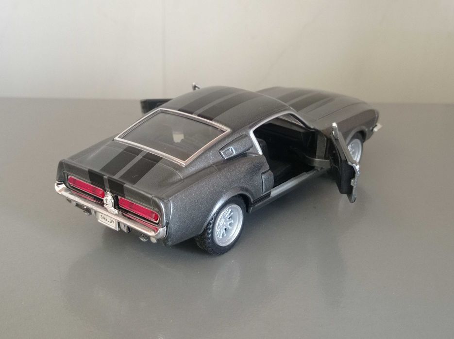 Коллекционная модель Ford Shelby, масштаб 1:36