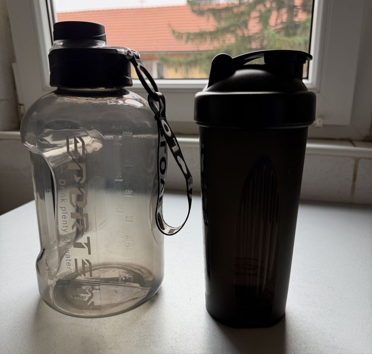 Recipient apă si shaker pentru antrenament