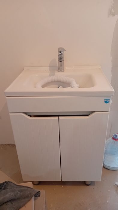 Тумба с раковиной и сместителем