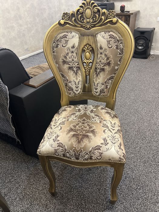 Стол и стулья 10штук б/у но в хорошем состоянии чистые