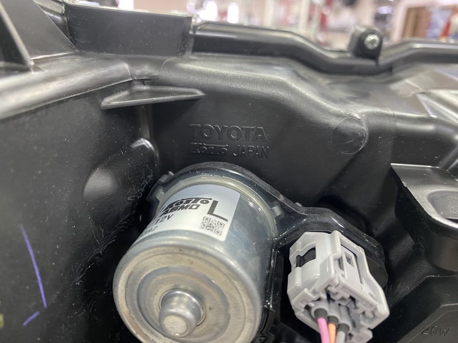 Фара правая (оригинал) Toyota Prado (2017-)