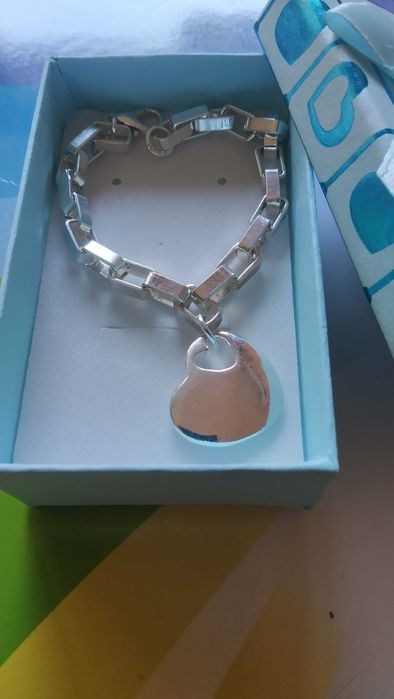 Нова, сребърна гривна с висулка. В кутия за подарък.