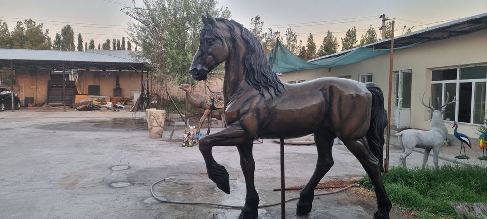 Скульптура лошадь! изготовлен из прочного материал.Для любителей лошад