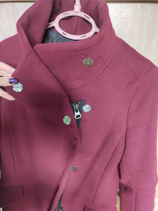 Ново винено червено / бордо палто Bershka