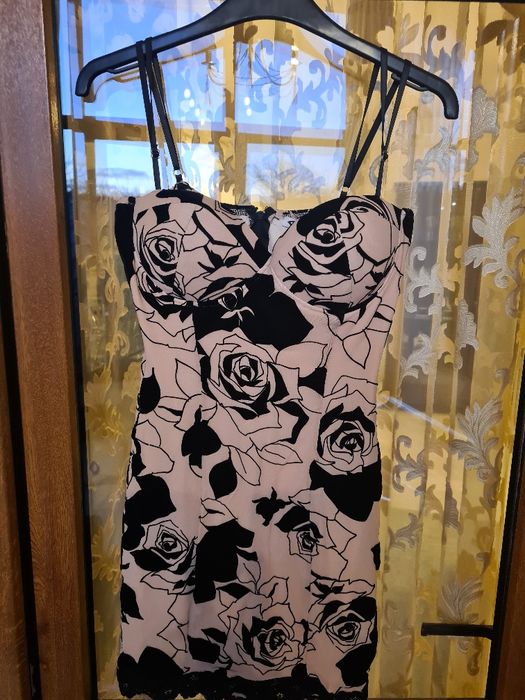 Rochie bej  cu aplicatii catifea neagra