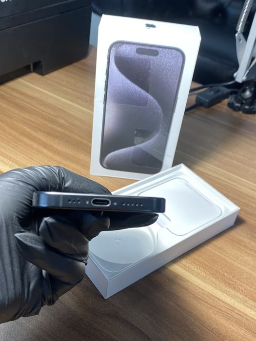 iPhone 15 Pro• 256 GB • Black Titanium
