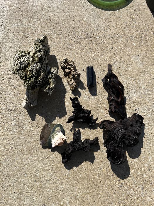 Decoratiuni acvariu din lemn și piatră – design unicat