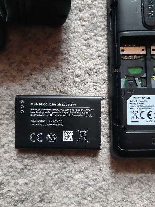 Мобилен телефон NOKIA 107, със зарядно у-во и слушалки