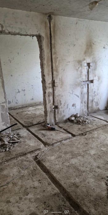 Demolari  •decopertari  gresie faianta•taieri beton• Transport Moloz•