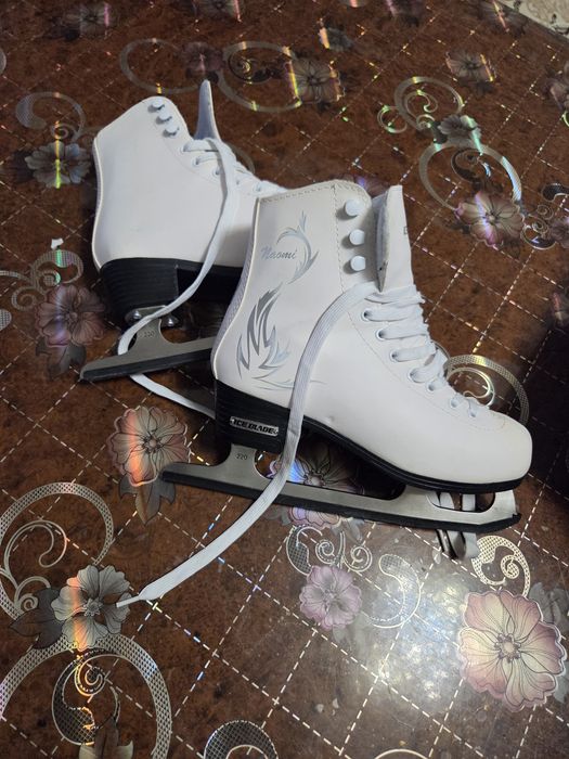 Продам коньки с чехлом