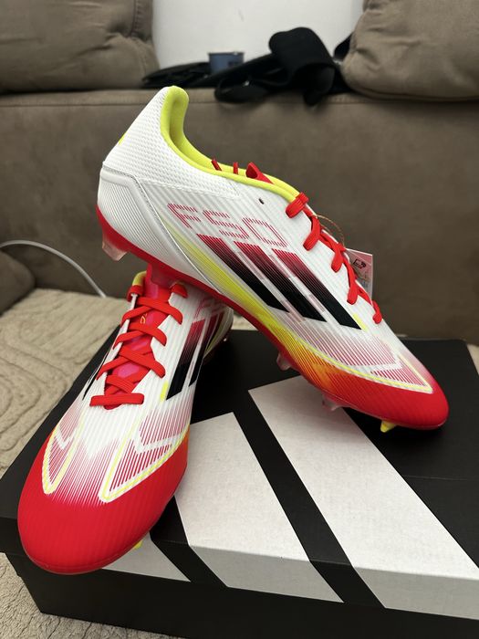 Два модела бутонки Adidas Predator и F 50