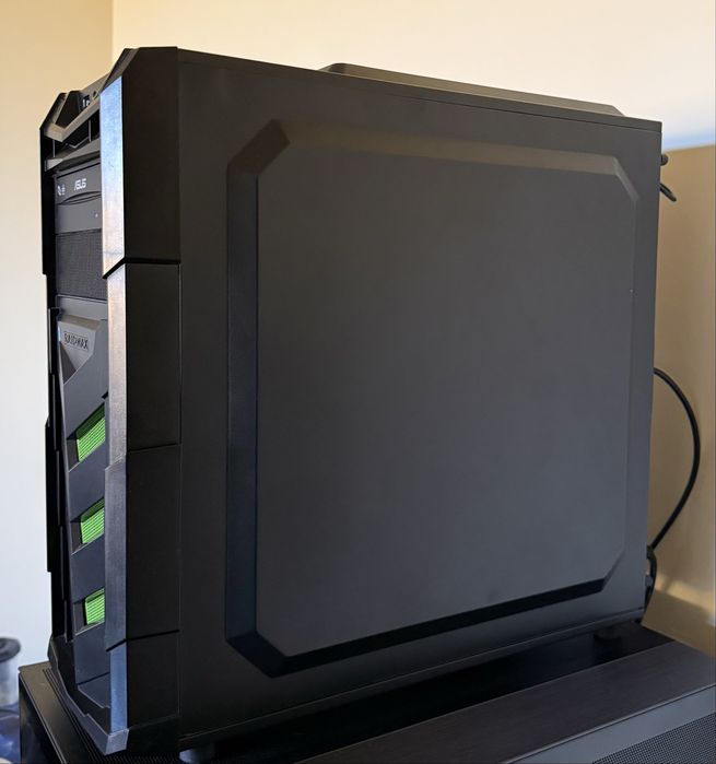 PC с подарък Монитор 8 ядра Intel Core I7, 1080 , 16 GB RAM