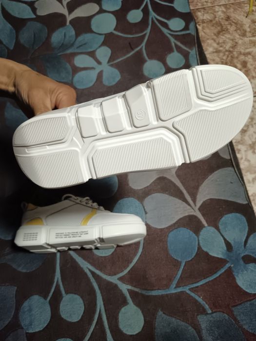 Продам женские кроссовки