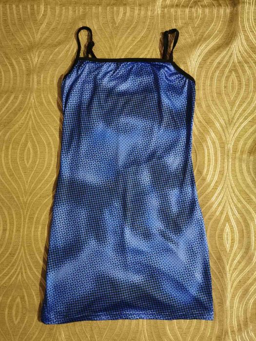 Рокля  с гол гръб