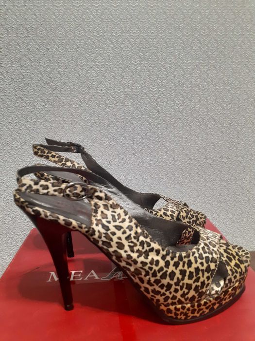 Босоножки с леопардовым принтом
