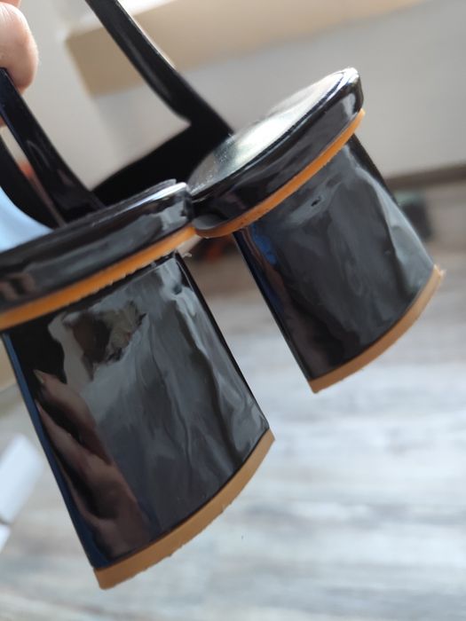 Официални обувки с отворена пета