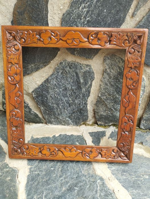 Дървена рамка с дърворезба
