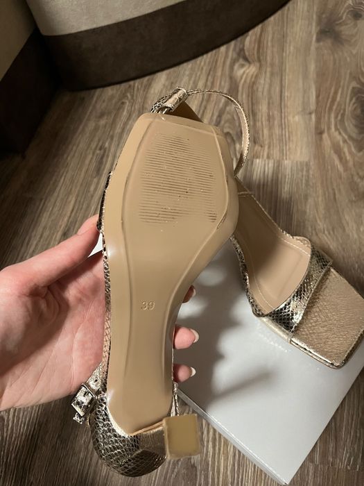 Златни сандали токчета