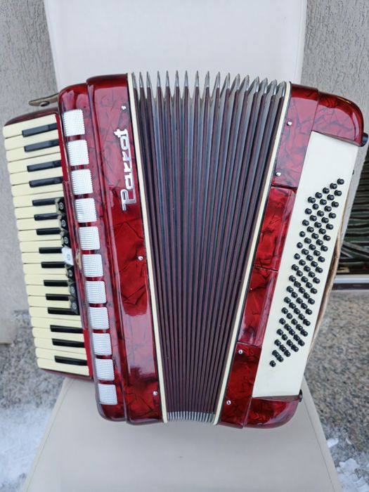 Vând acordeon Parrot cu 80  basi