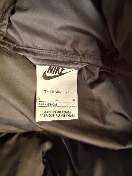 Продавам детско оригинално дълго зимно яке Nike Therma-FIT в черно.