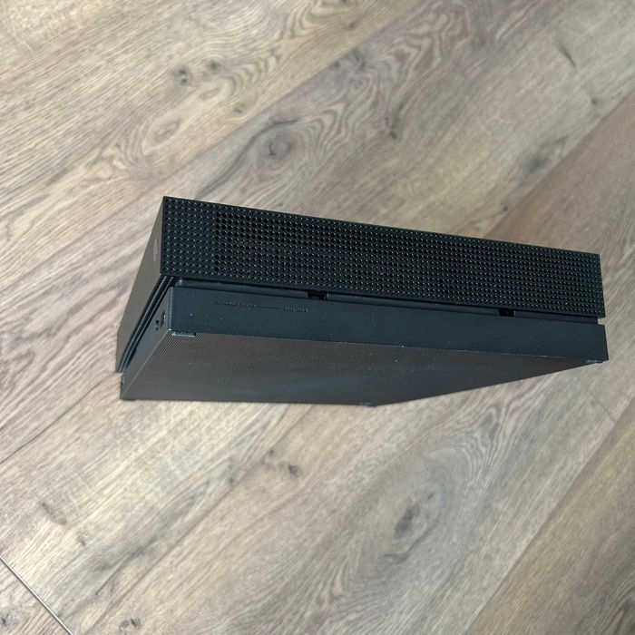 Xbox One X 1TB + 1 Controller + Cabluri