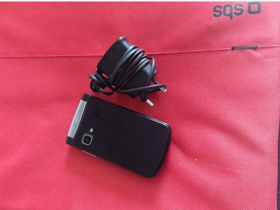 Telefon cu clapeta cu încărcător